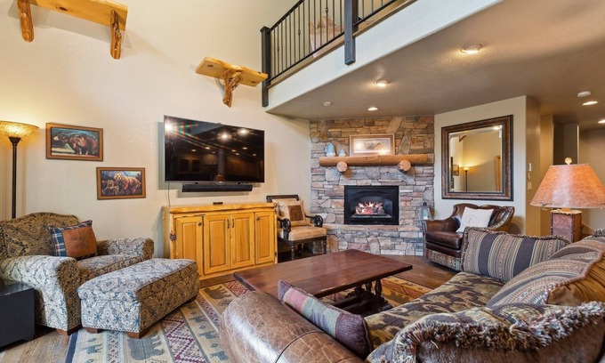 Whitefish Ski Chalet | Book for Festive! Ski-in/Ski-out Chalet with Big Mountain Views and Hot Tub!