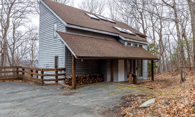 Pedlars Edge House | Book your summer at Wintergreen, pool access, grill, hiking, biking and more