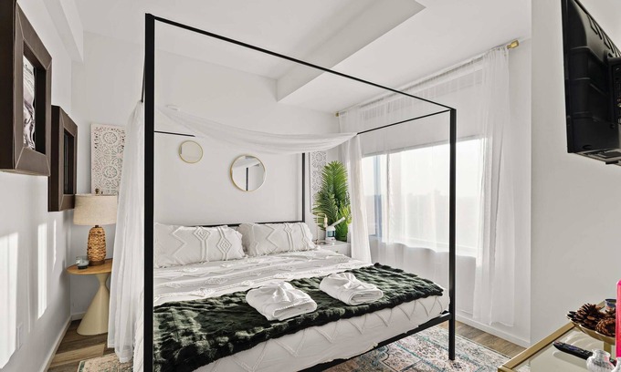 Shawmut Apartment | Boston Central Penthouse: City Views, Pool & More