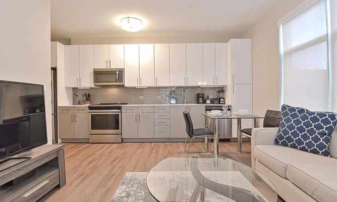 Central-Maverick Square - Paris Street Hotel | Boston Pier 1 BR | Close to Airport | Workspaces