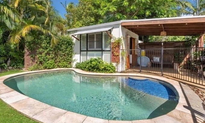 Moffat Beach Apartment | Boudoir on Bryce St - (Pet Friendly to ONE, SMALL non hair shedding dog 4.5kg)