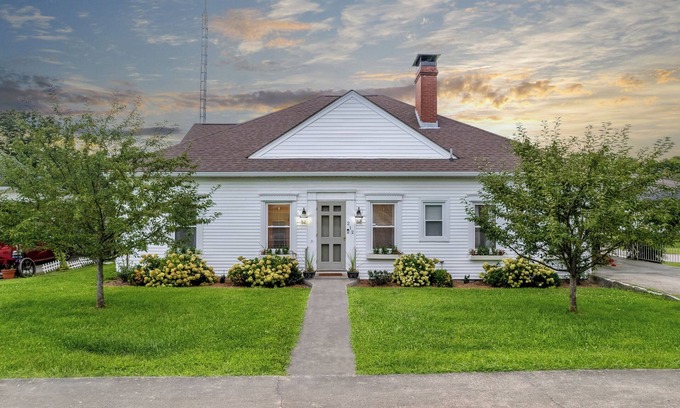 Springfield House | Bourbon Trail Hideaway: HotTub, Fire Pit, Walkable