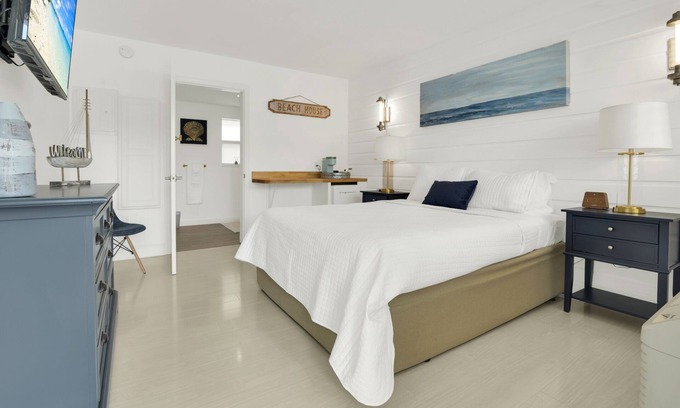 Deerfield Beach Hotel | Boutique hotel Queen room 1 block from the beach!