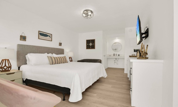 Deerfield Beach Hotel | Boutique Hotel King Room 1 Block from the Beach!