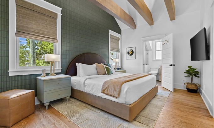 Cahal Street Group House | Boutique Luxury King Suite Spa Shower, Chef Kitchen, Fireplace, Walk to Dining
