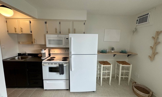 Okanagan-Similkameen Hotel | Boutique motel with private beach access & full kitchen