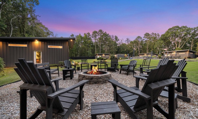 Royal Cabin | Boutique Resort for Grown-Ups – Hot Tub, Fire Pit, and Chill Vibes- Home 3