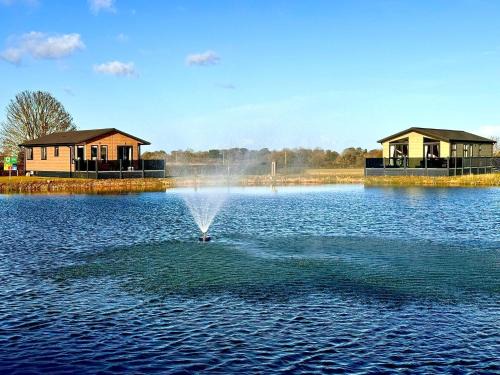 Louth Cabin | Brackenborough Lakes Resort