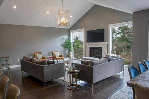 Bedford Apartment | Bradford Place Main Level, 3BR Private Floor with Kitchen