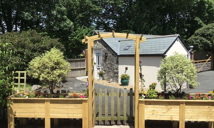 St Wenn Cottage | BRAMBLE BARN, pet friendly, country holiday cottage in Lanivet