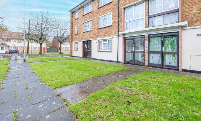 Hillingdon House | Brambles House West Drayton 3 Bedroom