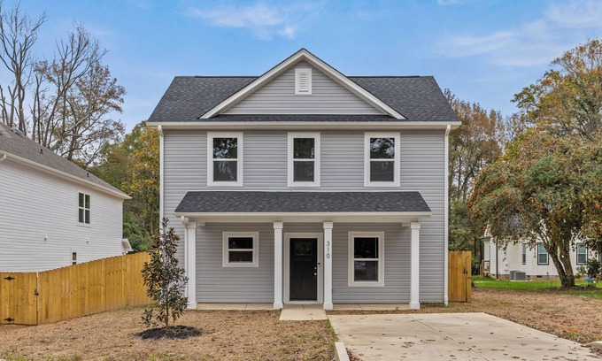Paw Creek House | Brand New 3-bedroom house - Sleeps 10+ Comfortably, Convenient to Uptown
