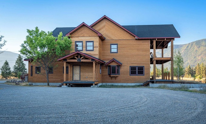 Thompson Falls House | BRAND NEW 7500 sf, 5BR/6BA luxury cabin retreat-walk to Clark Fork river.