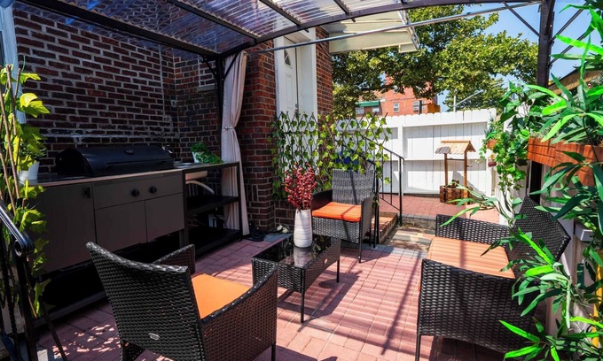 Queens Apartment | Brand New Beaut 3-4 bdrm 4 bath! Outdr Kit! Free Parking!