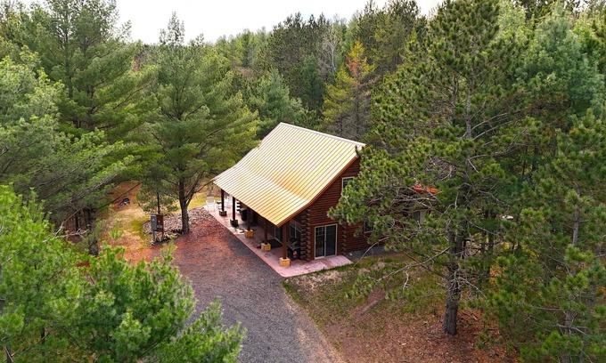 Spooner Cabin | Brand NEW Cabin in the Pines w Private Lake