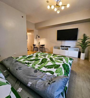 Socorro Apartment | Brand New Central Convenience Studio Condo with Balcony in Araneta City Cubao