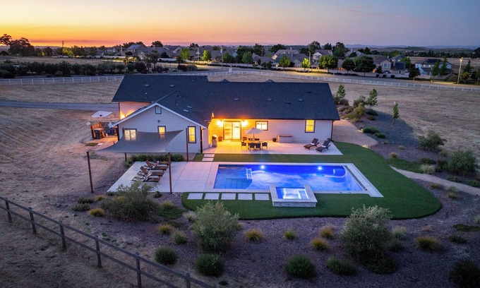 Paso Robles House | Brand-new Farmhouse Style Ranch w/Fire Pit in the heart of Paso Robles!