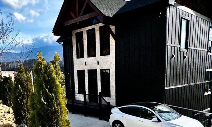 Chalet Village North House | Brand NEW! Great VIEWS! 5*Cabin, Game Room Hot Tub