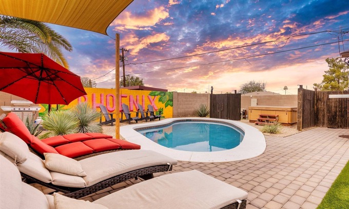 Encanto House | BRAND NEW ✴ HEATED POOL ✴ HOT TUB ✴ OUTDOOR GAMES ✴ CLOSE TO DINING & AIRPORT
