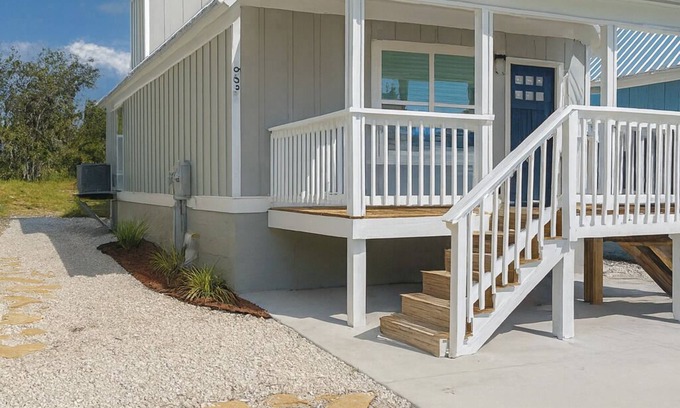 Steinhatchee Cottage | Brand New Steinhatchee Coastal Cottage 2 Kings + Queen + Loft 3 Baths Sleeps 8