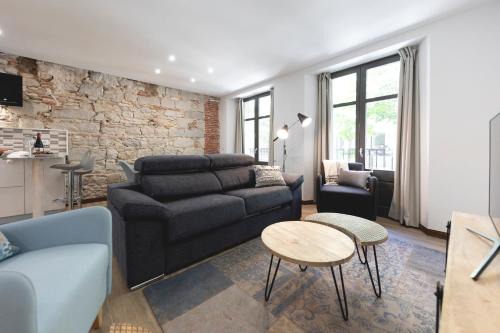 Old Town Apartment | Bravissimo Rambla Eiffel Bridge 1
