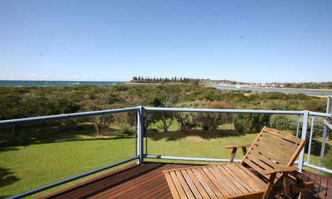 Bermagui House | Breakwater 1 - 1 Narira Street- Beachfront Bermagui Wifi provided