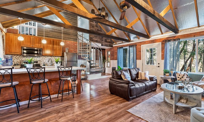 Jacksonville House | Breathtaking Applegate River Home Retreat ~ Newly Remodeled Home