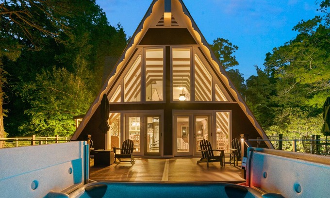Marion Ski Chalet | Breathtaking views, hot tub, game rom, close to pkwy in Little Switzerland🇨🇭