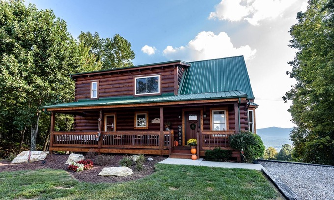 Boomer Cabin | Breathtaking views from Majestic Mountains "All Honey Ridge"