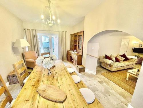 Crickhowell House | *Brecon Beacons,Log Burner, hot tub Dogs Welcome*