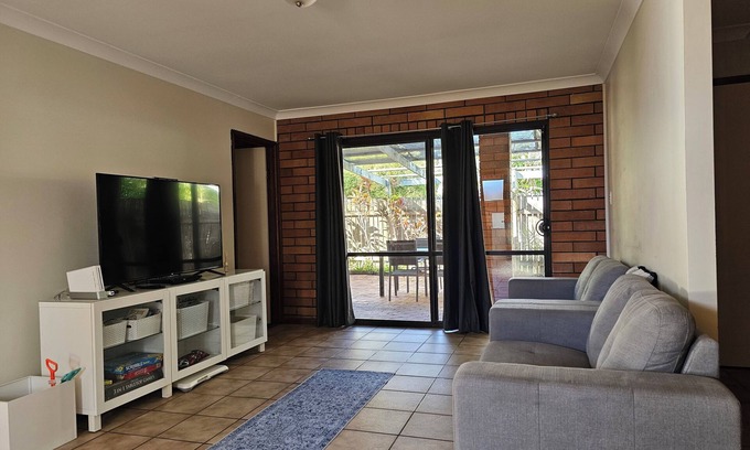 Point Vernon House | Breezy Banksia - Home away from Home - 300m to Esplanade + pet friendly