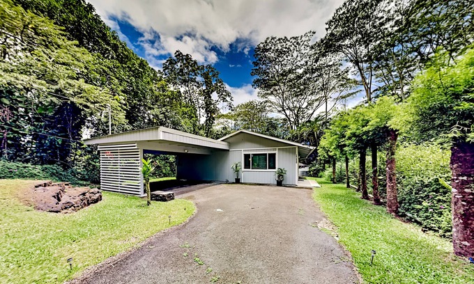 Kapoho House | Breezy bungalow with WiFi, private washer/dryer, grill, & deck