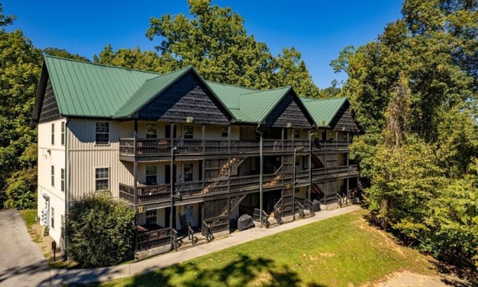 Pigeon Forge Condo | Briarstone Lodge Condo 13F - Three Bedroom Condo