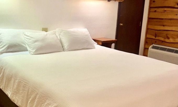 Tomahawk Cabin | Bridge Inn 1st Floor 1KingBed 1Recliner River View