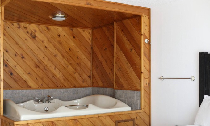 Tomahawk Cabin | Bridge Inn Suite201 Kitchen HotTub1King 2 Sofabeds