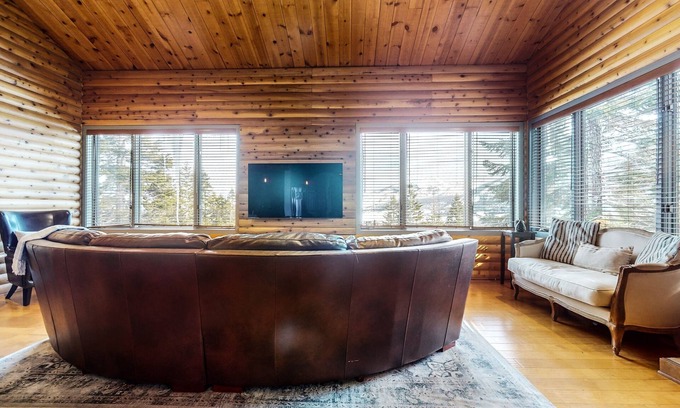 Mammoth Lakes Condo | Bridges Townhome 11 Pet-Friendly Deluxe Townhome with Private Hot Tub and Stones throw to slopes by RedAwning