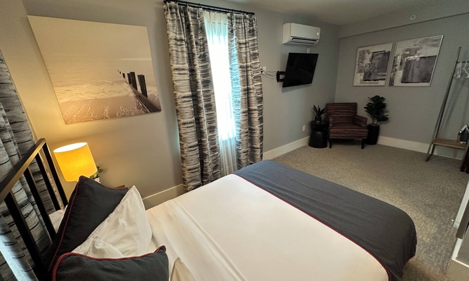 Newport Hotel | Bright 1 Bed/1 Bath/Pet friendly in the heart of Newport