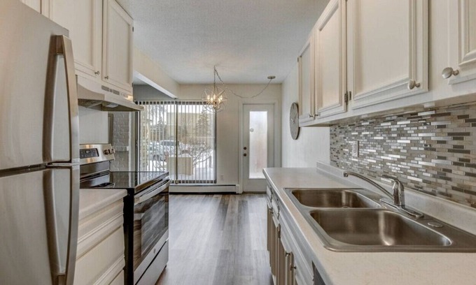 St. Louis Park Condo | Bright 2 bd in St Louis Park!Great location West End shopping + restaurants.