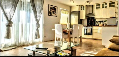 Munchen District Apartment | Bright 2-BedRm 2-BathRm, by ICM Exhibition Center, direct Metro-SBahn or drive 15 min to City Center, free Parking, Balcony
