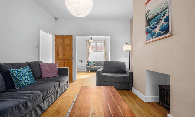 Levenshulme Apartment | Bright 2BD Home - 10 mins to Central Manchester