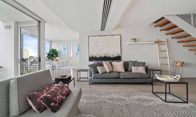 Darlinghurst Apartment | Bright 2BR Pad with Scenic City-View, Gym & Pool