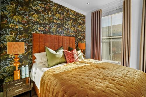 Abingdon Apartment | Bright & Airy Flat with Stunning Rooftop Views