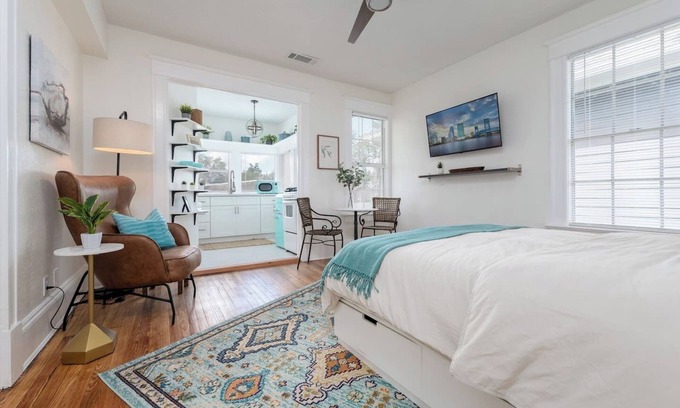 Riverside Apartment | Bright Airy Luxurious Abode in Walkable Riverside