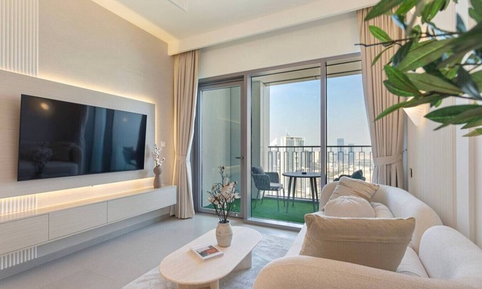 Trade Center Apartment | Bright and Exquisite 1-Bedroom in Downtown views 2