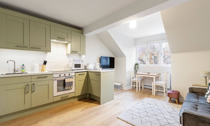 Hackney Apartment | Bright and modern East London loft