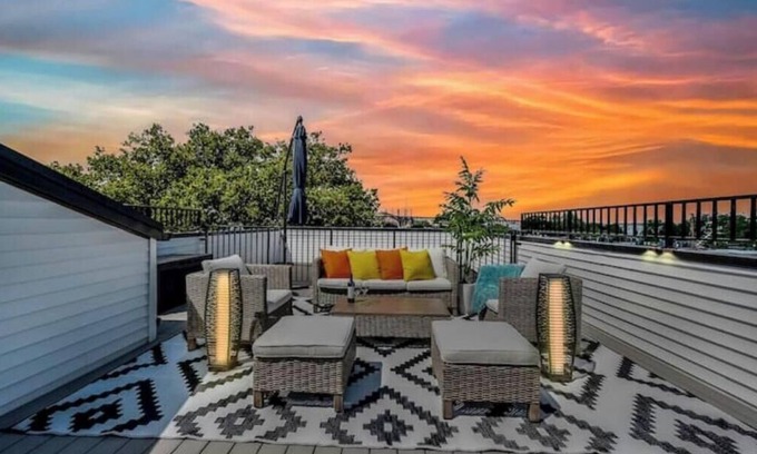West Side House | Bright and Modern Lux Rooftop Retreat w/NYC Views!n