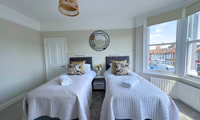 Finchley House | Bright and Spacious 4Bed/1Bath House with Garden FREE WIFI and PARKING