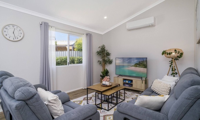 Thornlie House | Bright and Spacious 2-Bed Thornlie Family Home