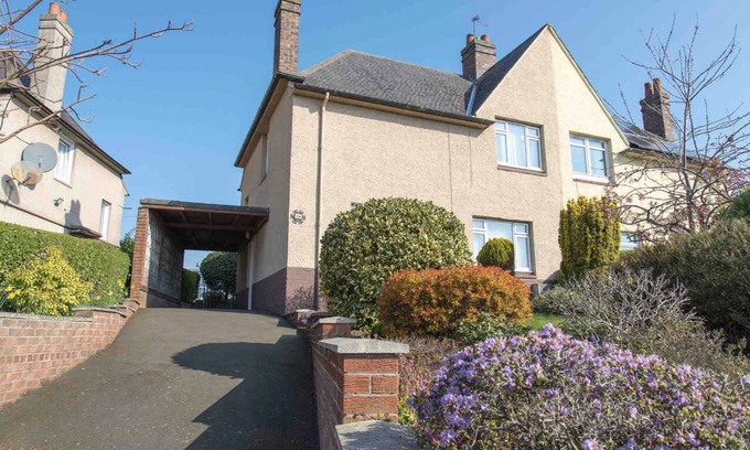 Rosyth House | Bright and spacious 3 bedroom house, near M90, 20 min from Edinburgh