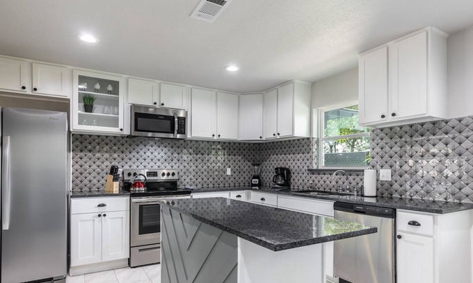 Dallas House | Bright and Stylish Home - 10 Min to Downtown!